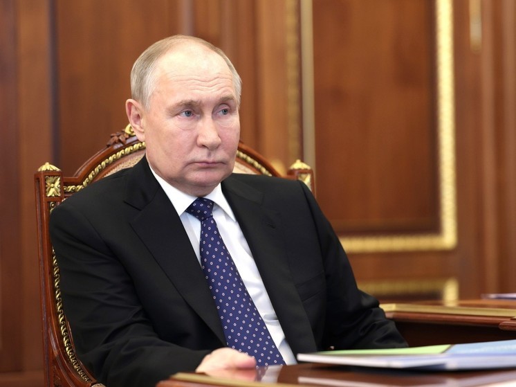 Путин поручил утвердить программы развития 10 отстающих регионов