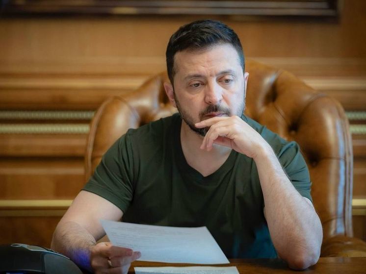 Politico: Зеленский поедет во Францию просить НАТО сбивать ракеты РФ