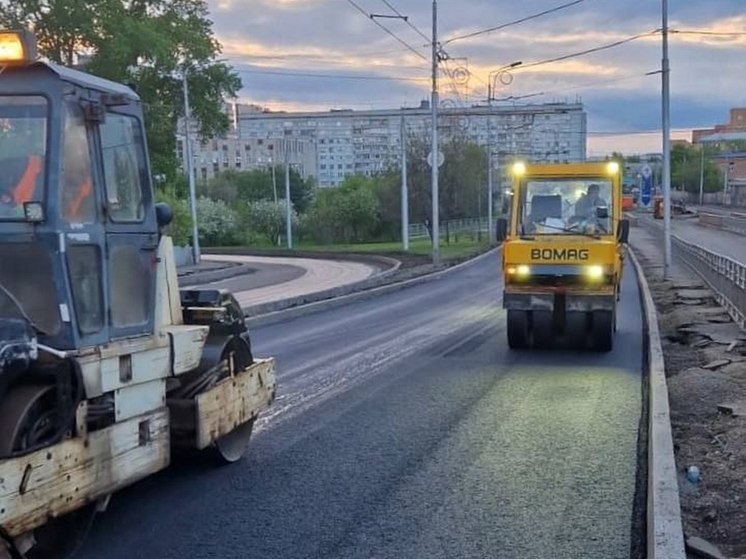 В Красноярске на улице Копылова рабочие начали укладывать асфальт