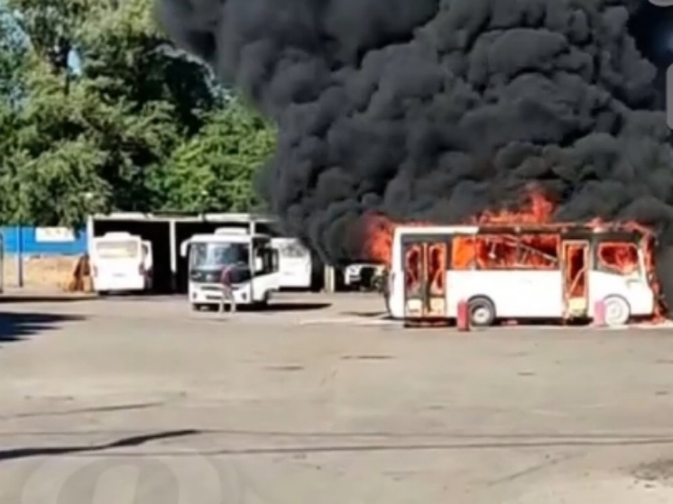 В Ростове произошел крупный пожар пассажирского автобуса