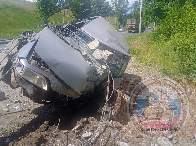 Лихач на спуске с моста в Балакове превратил автомобиль в "кашу"