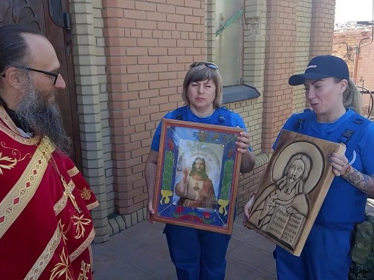 Югорчане привезли иконы в храм в Авдеевке