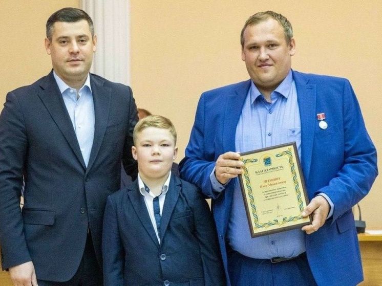 Семью из Подольска наградили за спасение пассажиров автобуса в Питере