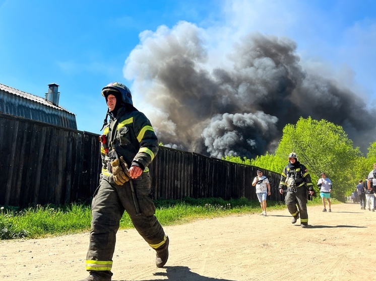 Мощный пожар в Твери 23 мая: горит цех по переработке пластика