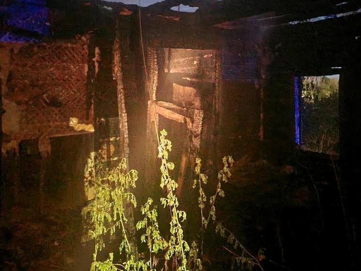 Старый дом загорелся в Вологде на улице Бурмагиных