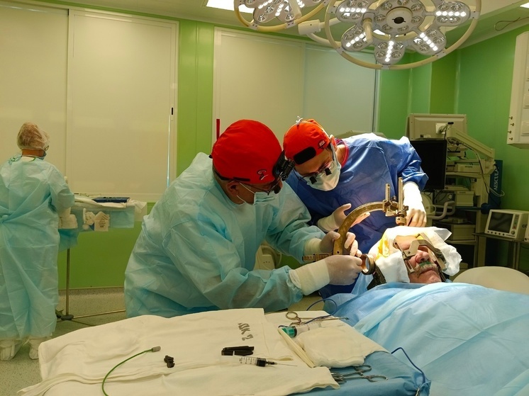 Врачи ЧОКБ провели ювелирную операцию на мозге 62-летнего жителя Коркино под присмотром профильных специалистов из Федерального центра нейрохирургии (г