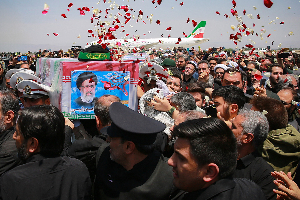 Опубликованы кадры похорон президента Ирана Эбрахима Раиси: цветы и слезы соотечественников