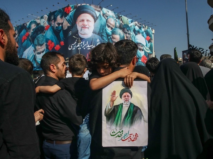 Tasnim: тело президента Ирана Эбрахима Раиси прибыло к мавзолею имама Резы
