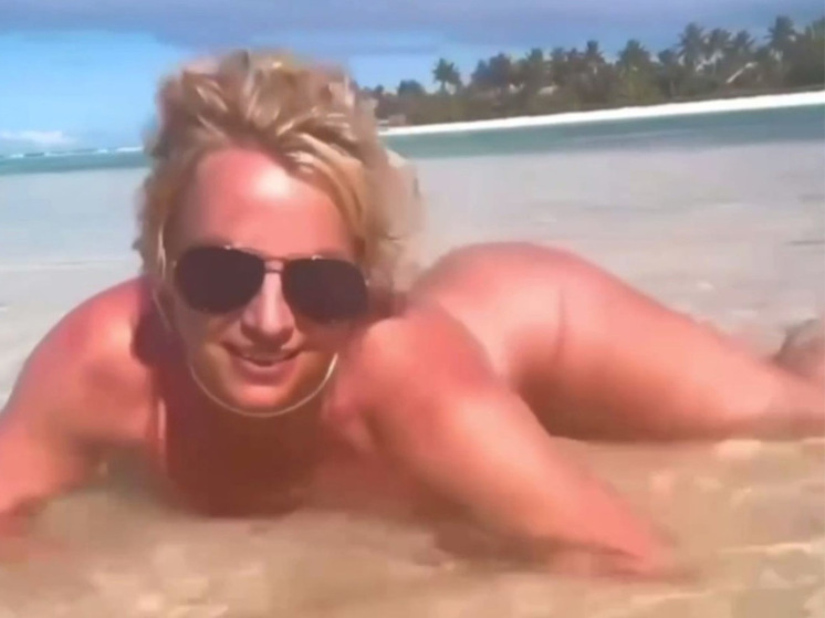 42-летняя певица Бритни Спирс снялась полностью обнаженной на пляже