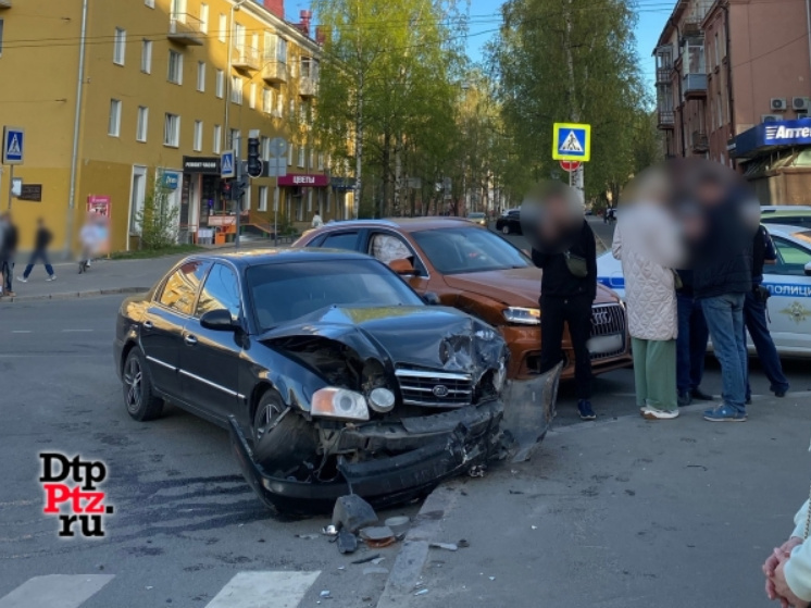 Разбитые автомобили остановились у ног пешеходов в Петрозаводске