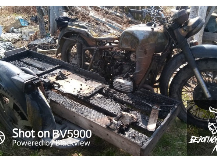 Мотоцикл сгорел во время ремонта в поселке Карелии