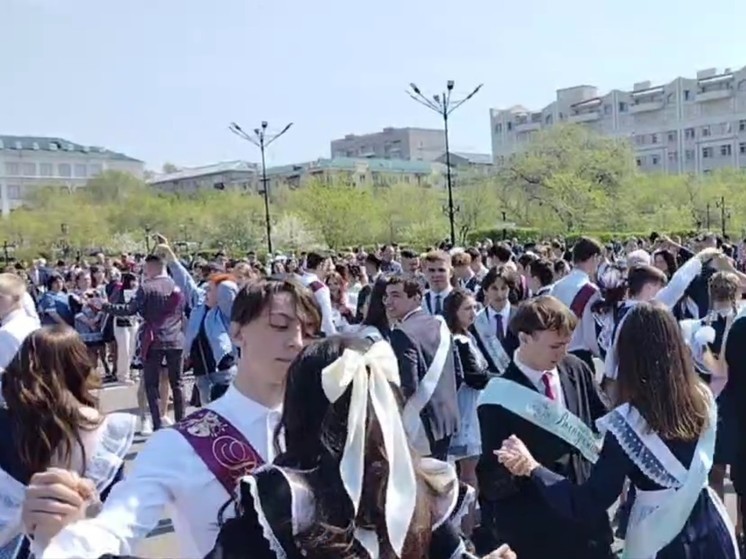 «Школьный вальс» станцевали выпускники на площади в центре Читы