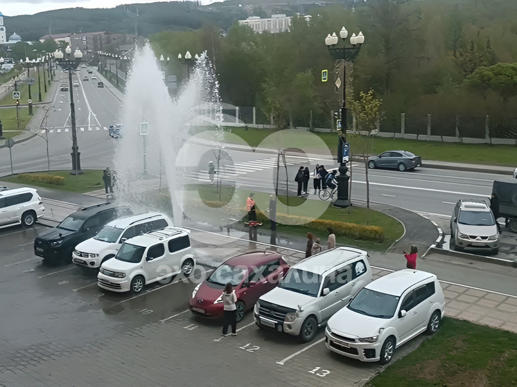 В центре Южно-Сахалинска прорвался фонтан из пожарного гидранта