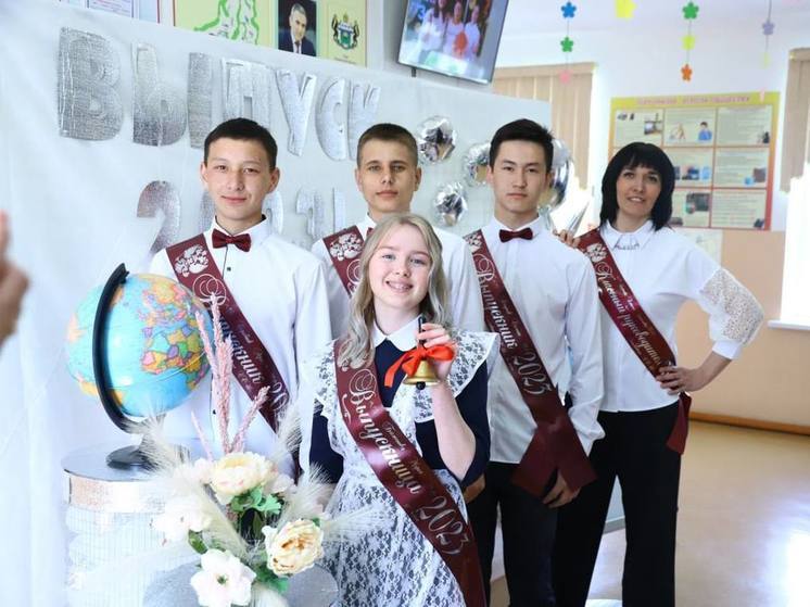 У выпускников Тюменской области праздник: для них сегодня прозвенит последний звонок