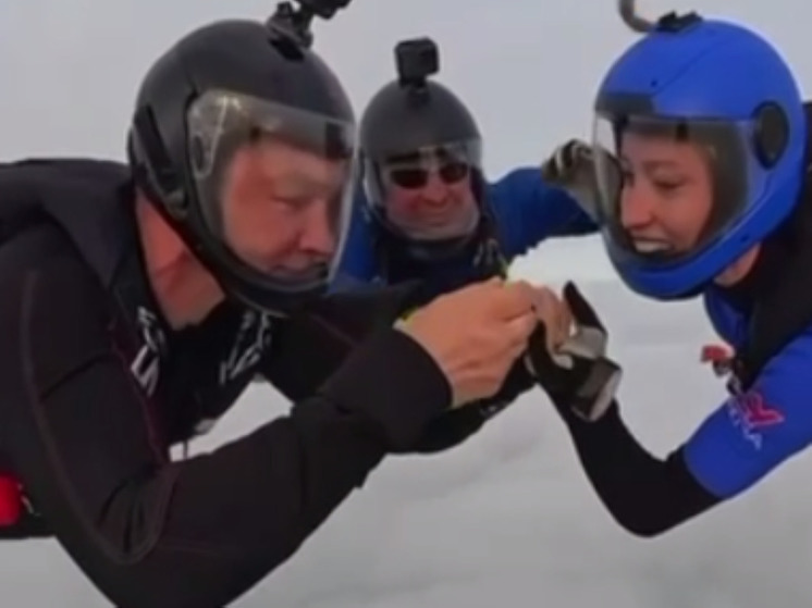 В Коломне парашютист сделал предложение девушке в небе