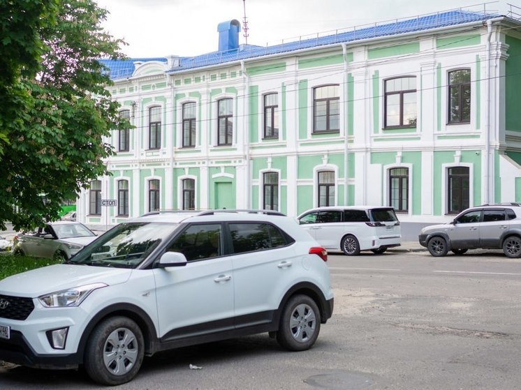 Врио замгубернатора Курской области Белостоцкий проинспектировал капремонт поликлиники на Дзержинского