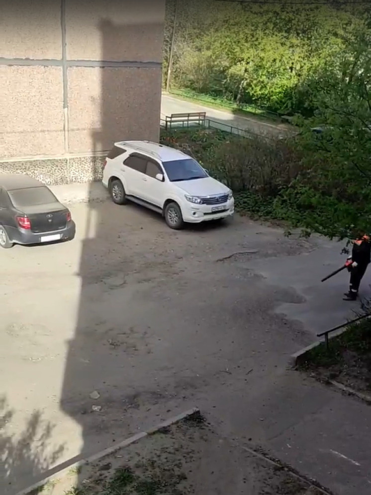 Очень старательный рабочий поднял пыльную бурю, убирая двор в Петрозаводске