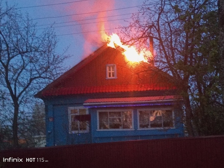 Шарьинские пожарные отстояли от огня жилой дом
