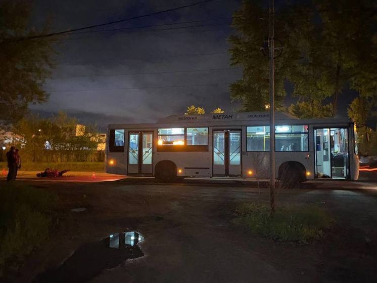 В Первомайском районе Новосибирска несовершеннолетний водитель мопеда столкнулся с автобусом
