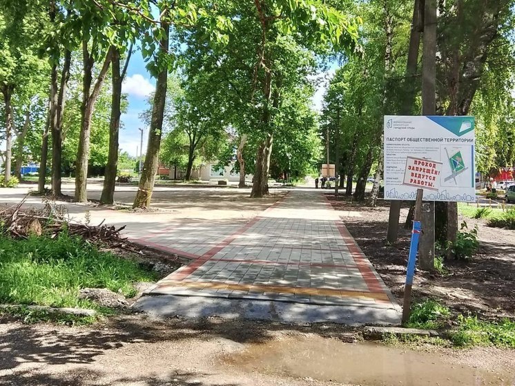 В Усть-Лабинском районе продолжают приводить в порядок сквер