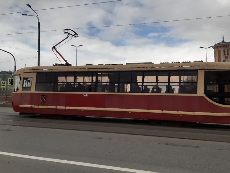 Из-за жары на Васильевском острове встали трамваи