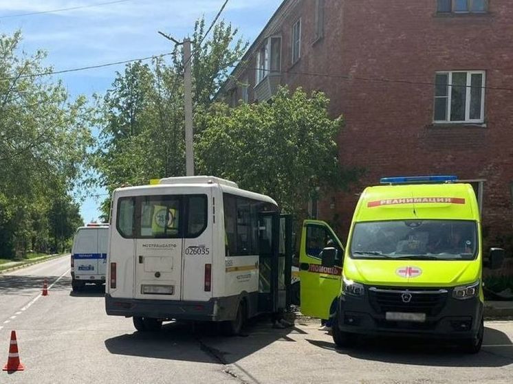 В столкновении автобуса и легковушки в Подмосковье пострадали люди