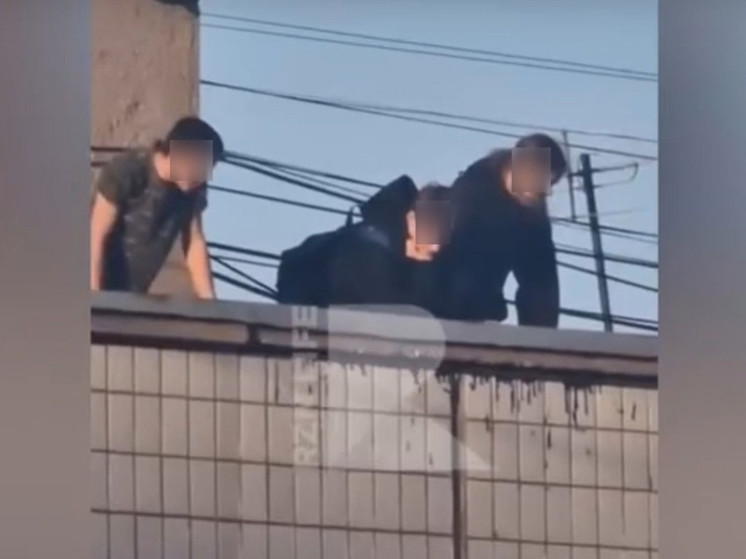 На улице Стройкова подростки кидали тяжёлые предметы с крыши