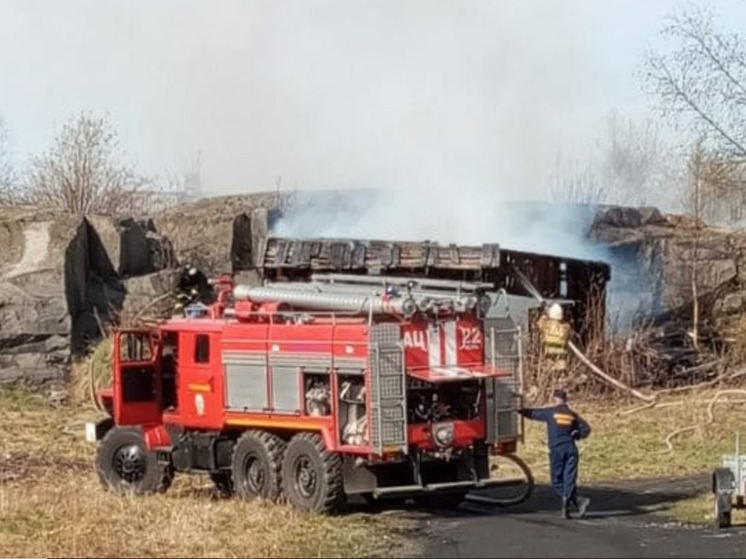 Бесхозная постройка загорелась от сухой травы в Кеми
