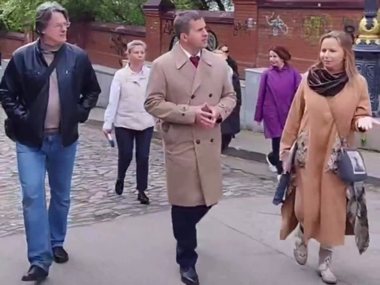 Мэр Махиня прошел с экскурсоводами по самому туристическому маршруту Томска