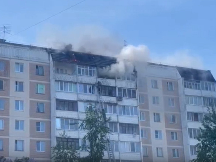 Появилось видео тушения серьезного пожара в жилом доме на улице Королева в Твери