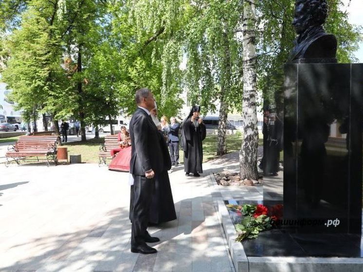 Радий Хабиров возложил цветы к бюсту Александра Пушкина и памятнику Сергею Аксакову