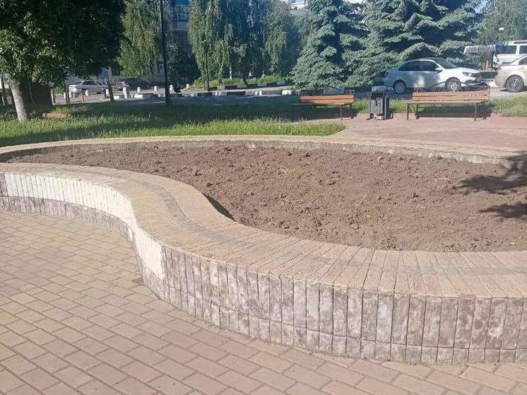 В Курске старый фонтан у памятника Свиридову засыпали землей