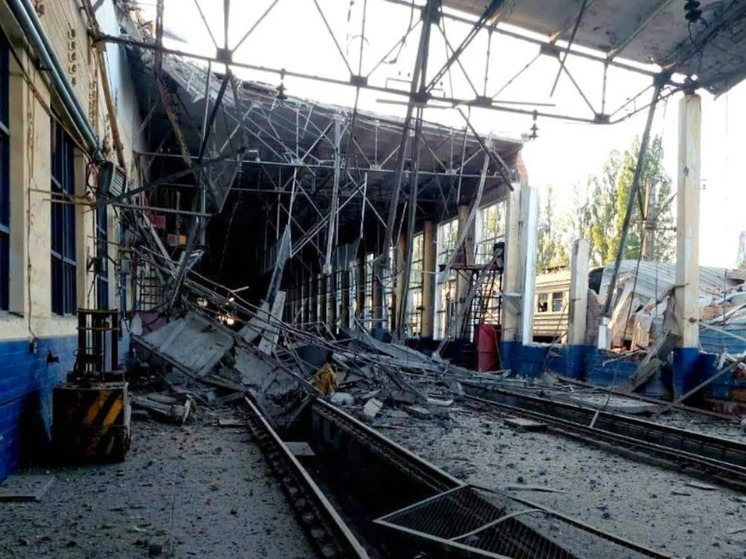 Появились фото последствий удара по эшелону с танками ВСУ под Харьковом