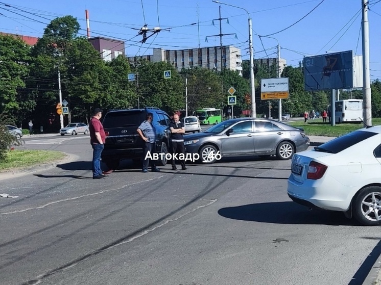 В Курске из-за массового ДТП встала улица Пучковка