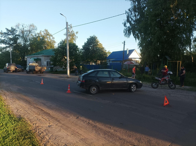 В Орловской области столкнулись легковушка и мотоцикл