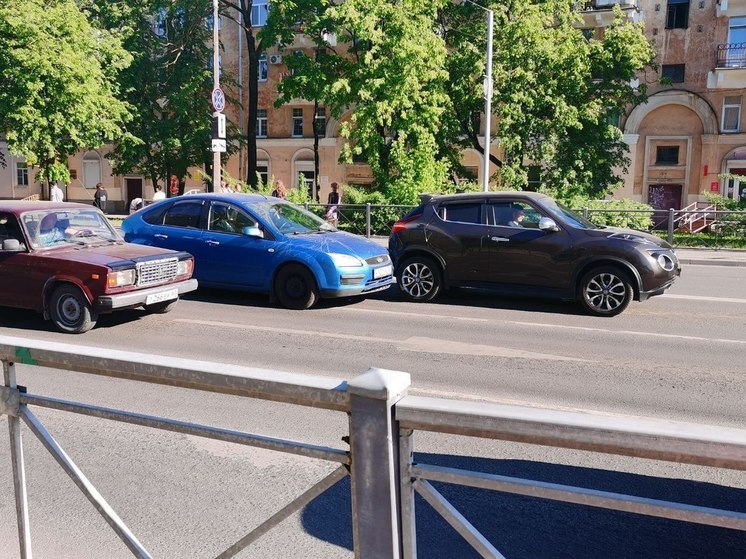 Автомобили Ford и Nissan столкнулись на Рижском проспекте возле Ольгинского моста