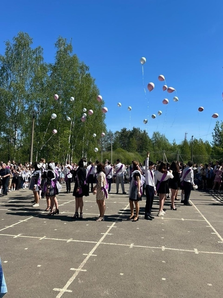 Для ленинградских выпускников сегодня, 24 мая, звенит последний звонок