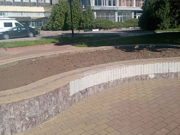 В мэрии Курска ответили на вопросы горожан о засыпанном фонтане у памятника Свиридову