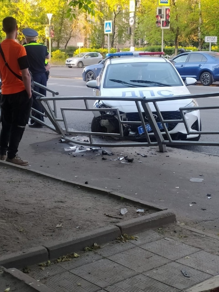 В Твери автомобиль ГИБДД протаранил ограждение возле автобусной остановки