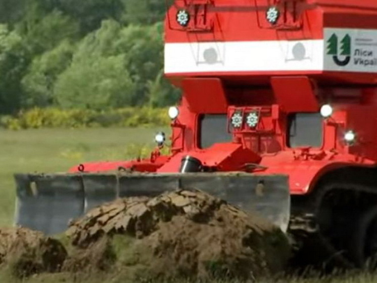 На Украине начали использовать подбитый танк для тушения пожаров