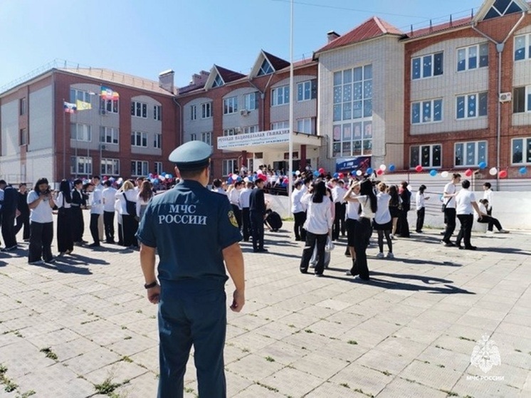 Спасатели Калмыкии позаботились о пожарной безопасности в день последнего звонка