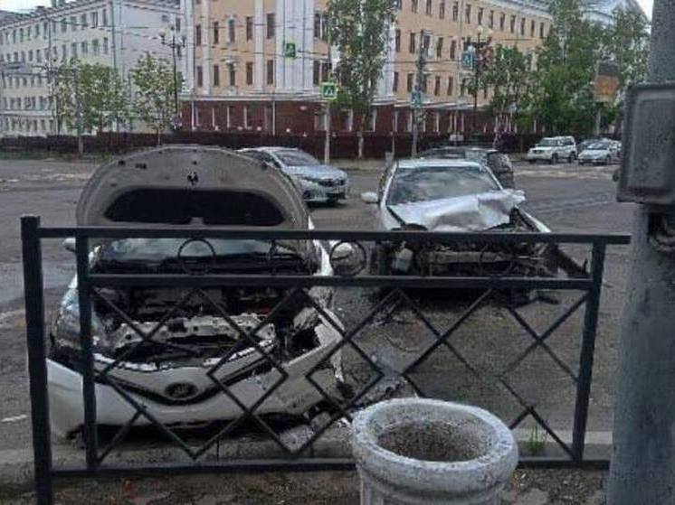 Две иномарки снесли забор на улице Ленина в Хабаровске