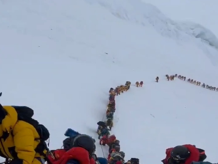Двое альпинистов пропали без вести при опасном восхождении на Эверест