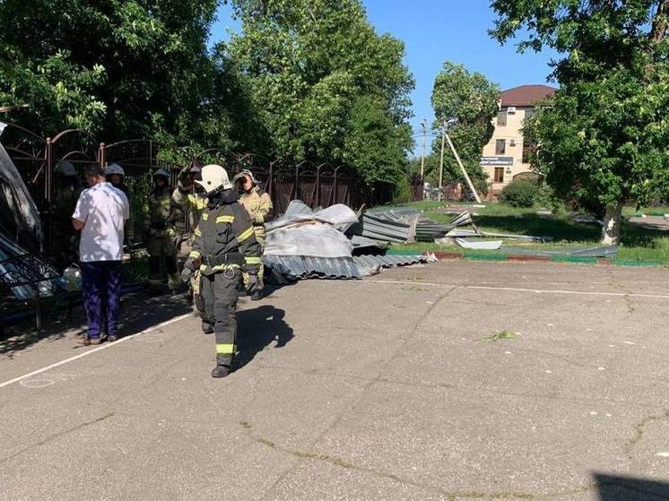 Сильный ветер сорвал кровлю со здания школы в Краснодаре