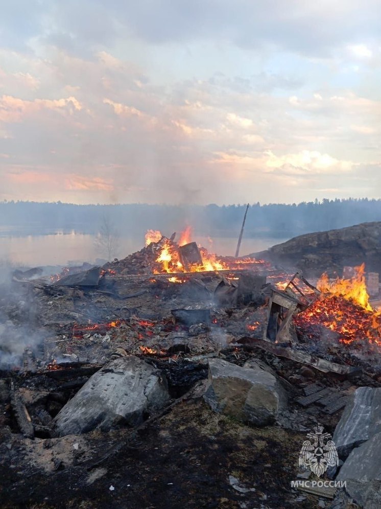 Появились фото страшного пожара в поморском селе на севере Карелии