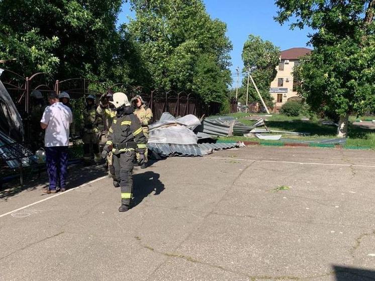 Глава Краснодара: ветер сорвал крышу школы в день последнего звонка, есть пострадавшие