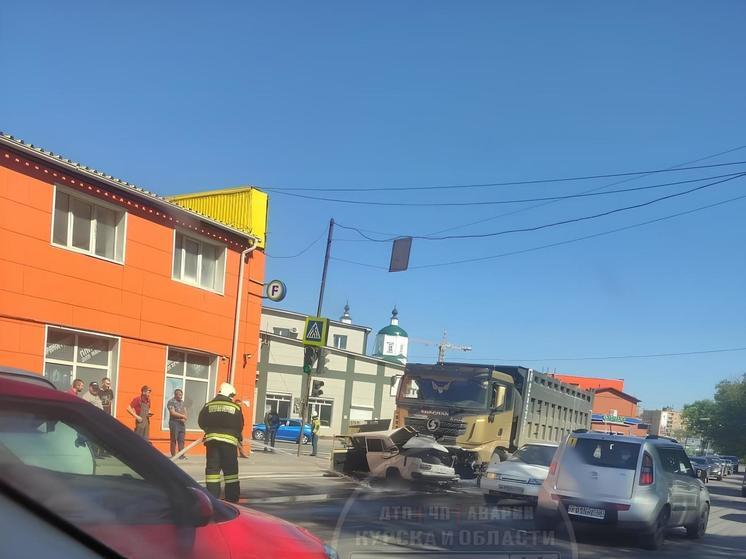В центре Курска многотонный самосвал раздавил легковой автомобиль