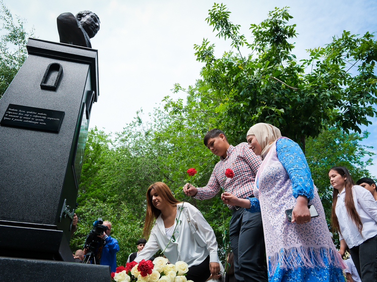 В Астрахани открыли памятник известному поэту Расулу Гамзатову