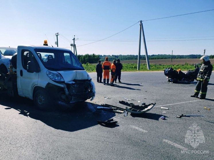 Утром на брянской трассе мотоциклист разбился в ДТП с эвакуатором