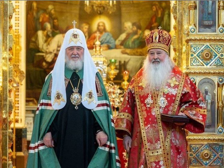 Святейший Патриарх Кирилл вручил награду священнику из Орловской области